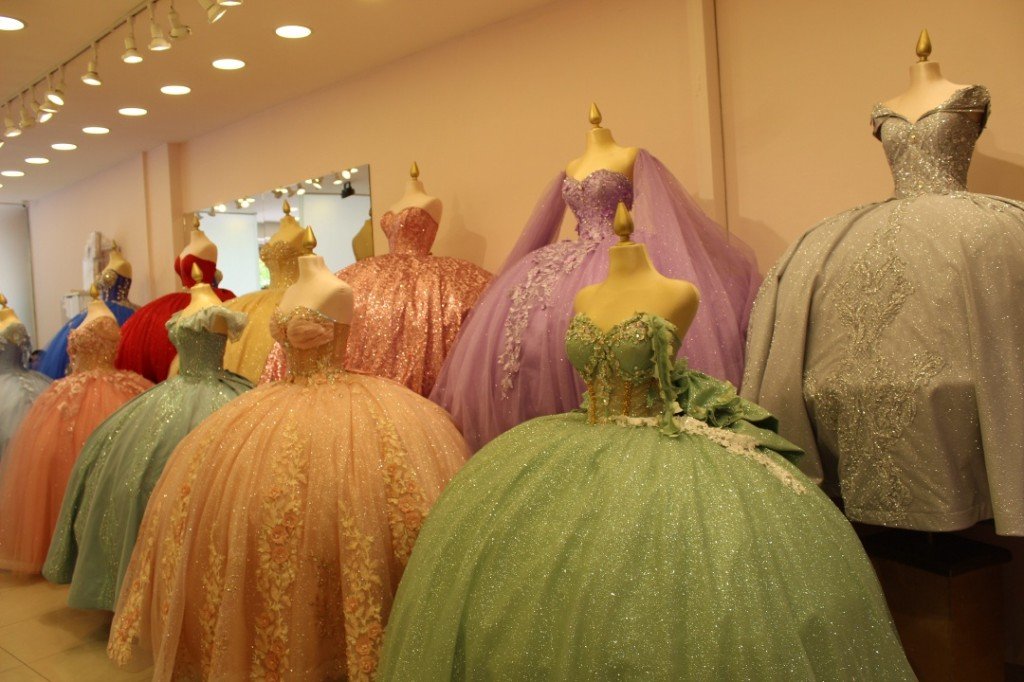 Sala Victoria — vestidos de quinceañera en exhibición